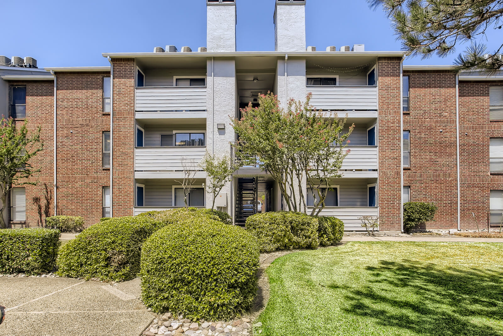 Claro Court Exterior